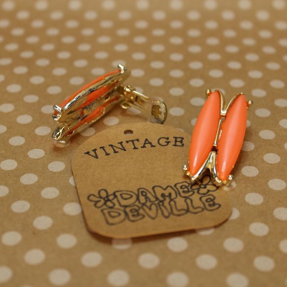 True Vintage Salmon Orange Oval on Gold toned Metal Clip Ons - Picture 3 of 3